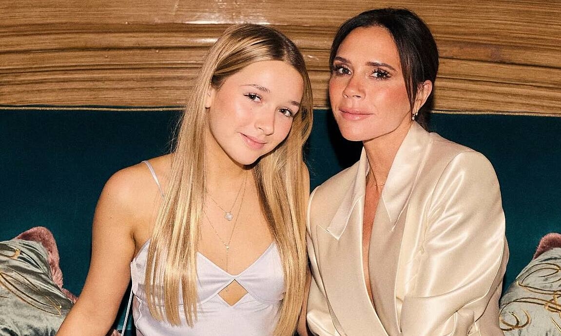 Harper Beckham: Chuyên gia trang điểm nhỏ giúp bố và mẹ quảng cáo mỹ phẩm